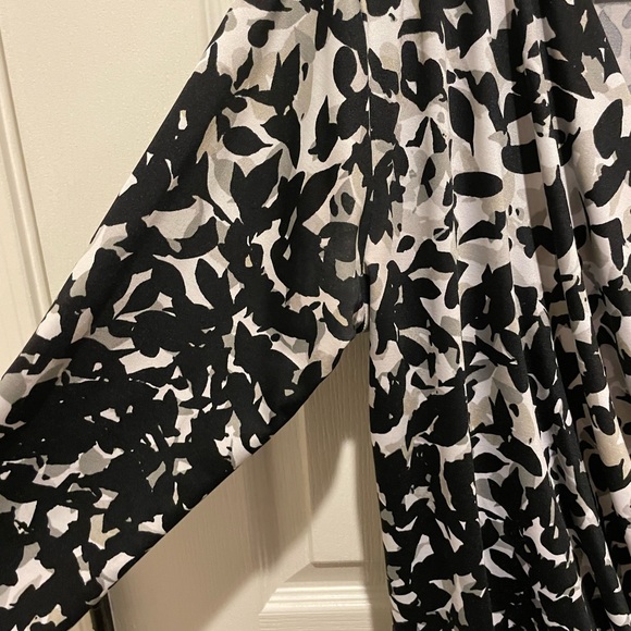 2/$20 - Larry Levine Blouse - Size Med - Picture 4 of 7